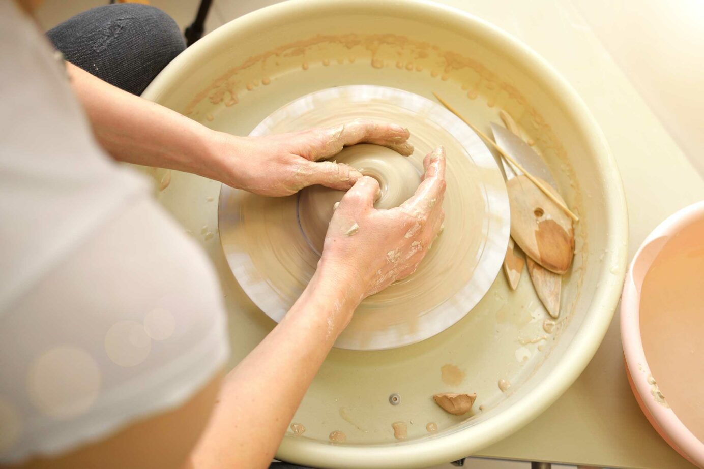 Open Lab prenota il laboratorio di Materia Ceramica per lavorare al tornio